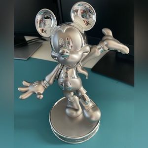 D23 2023 Gold Member collectors statue- NIB